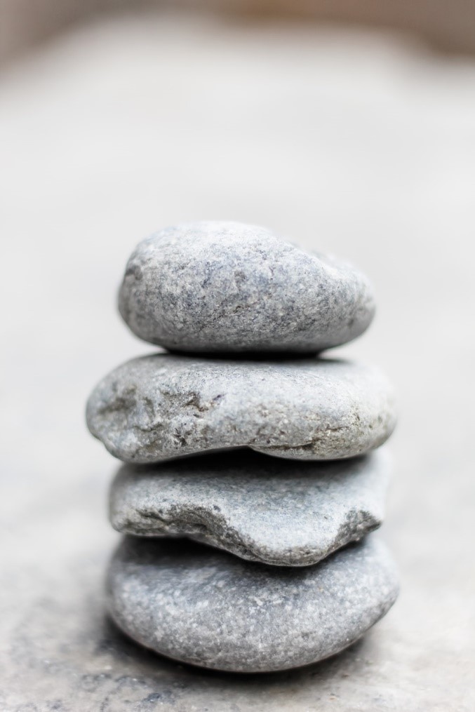 billede af 4 sten der er stablet ovenpå hindanden - Boligselskabets administration